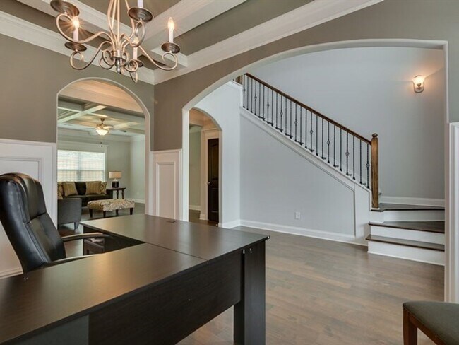 Building Photo - Centrally Located Home Sweet Home