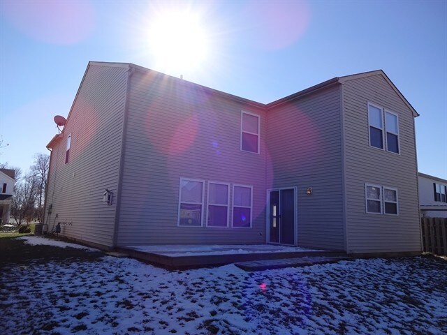 Building Photo - 2324 Shadowbrook Dr
