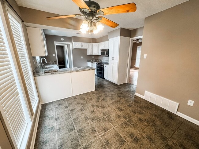 Building Photo - 166 E Lawnwood Dr