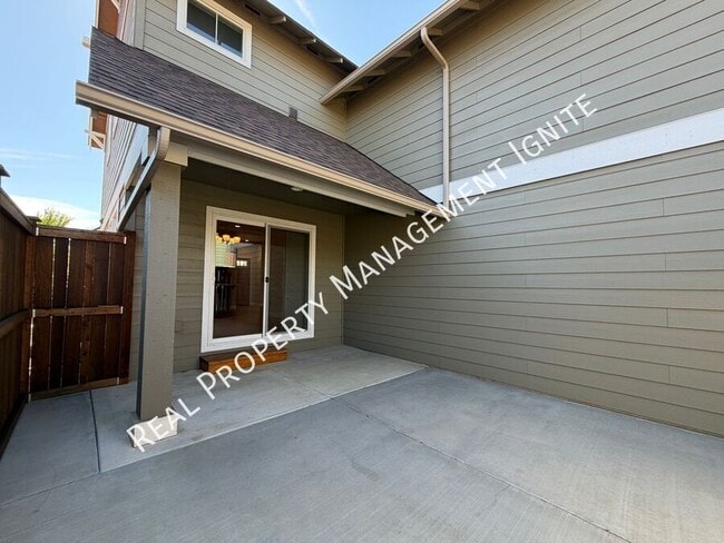Building Photo - 2713 NE Black Oak Pl