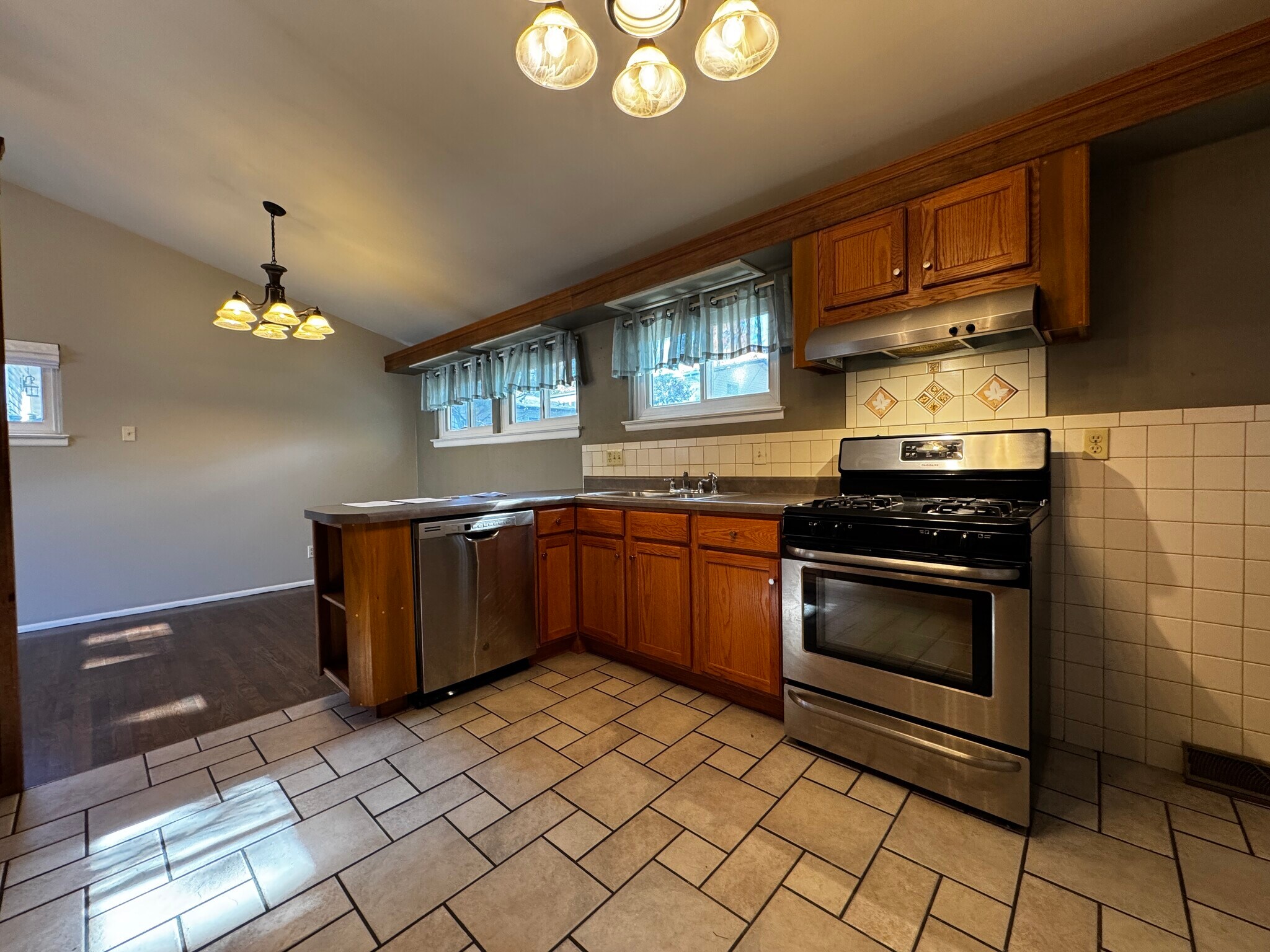 Building Photo - 556 Joshua Dr