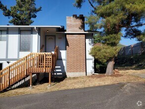 Building Photo - Beautiful 2 Bed 1.5 Bath 2 Story Duplex in...