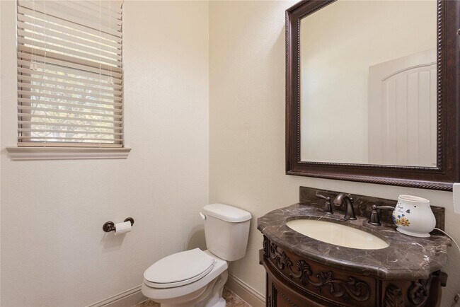 Building Photo - Oak Point Beauty