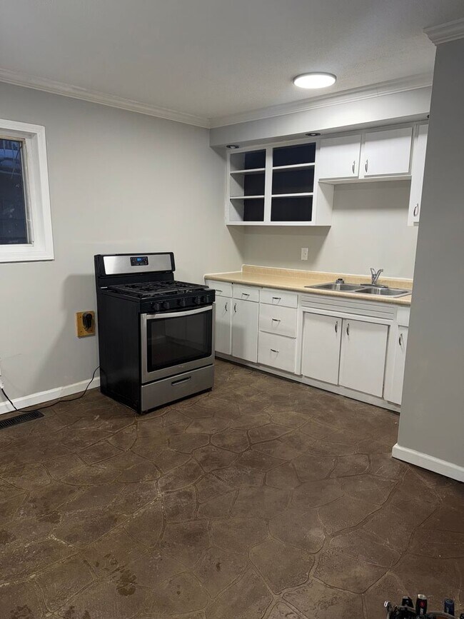 Building Photo - 3 Bedroom Plain Local Ranch