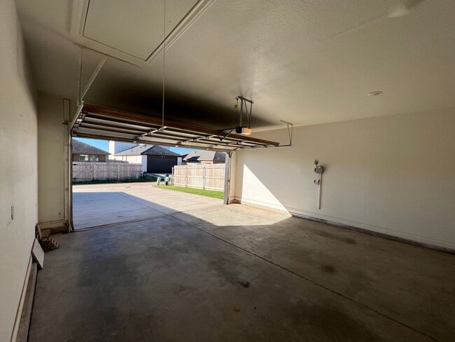 Building Photo - Easy Living with AMRR: Beautiful 4-Bedroom Home Near HEB