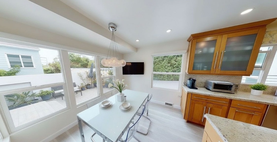 Building Photo - 10331 La Grange Ave