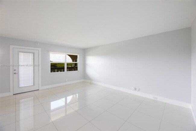 Building Photo - 1902 Bermuda Cir