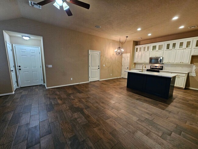 Building Photo - (3) Bed/(2) Bath in SW Moore Avail Early June!