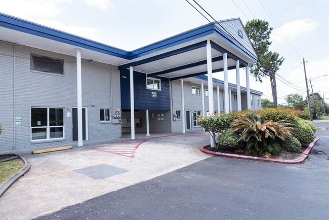 Building Photo - 9406 Redford Ave