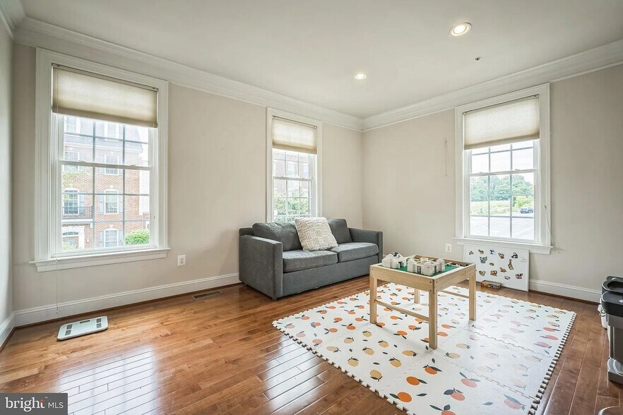 Building Photo - 423 Parkview Ave