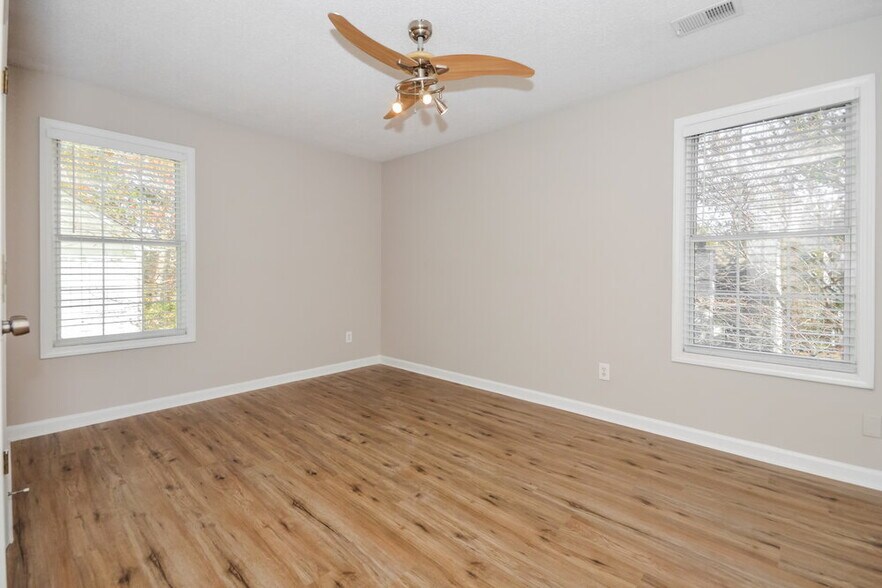 Building Photo - 5020 Amber Way NW