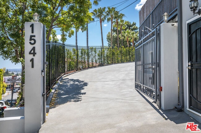 Building Photo - 1541 Selma Dr