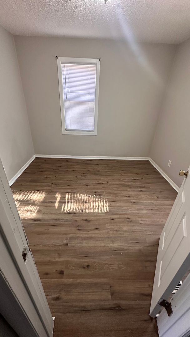 Building Photo - $550 - 1 bed 1 bath Duplex