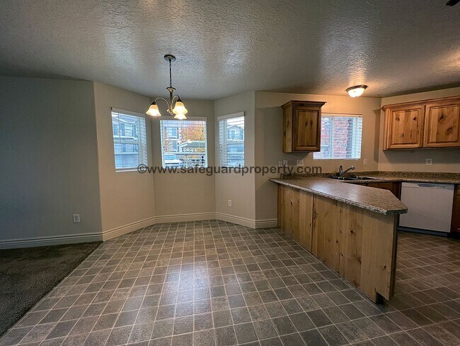 Building Photo - Wonderful 3 Bedroom Condo in Sandy