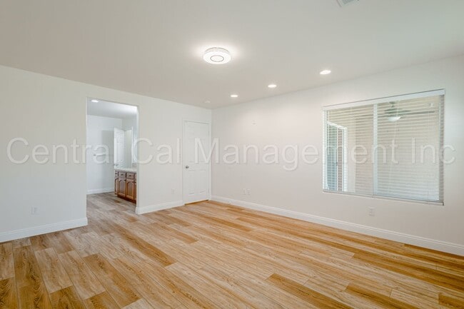 Building Photo - 4 Bedroom/2 Bath Home with an office and S...