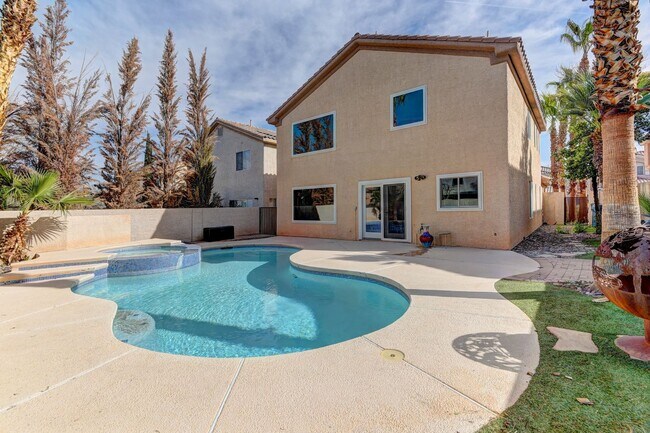 Building Photo - Beautiful remodeled home with pool!