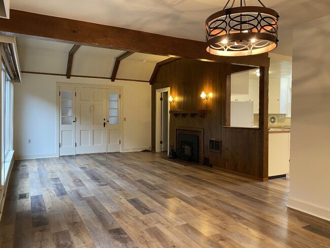 Building Photo - Quaint Hood River Cottage