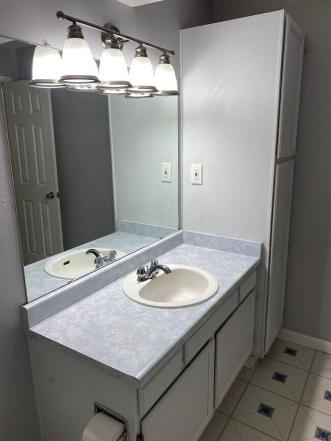 Building Photo - 2nd Floor 1bed/1bath with Laundry and Parking!