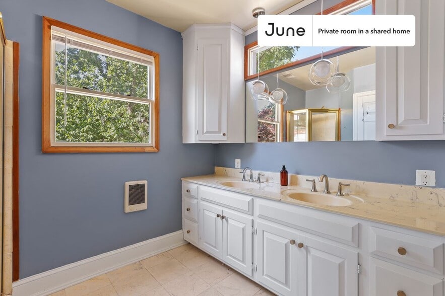 Building Photo - Room in Shared 4 bed/2 bath home