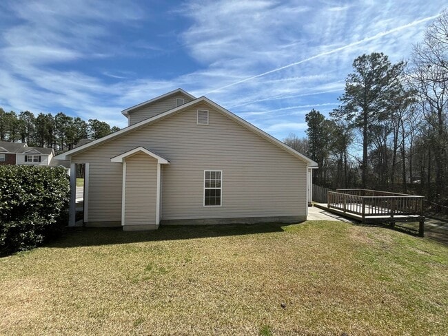 Building Photo - End Unit Townhouse, 3 Bed, 3 Bath