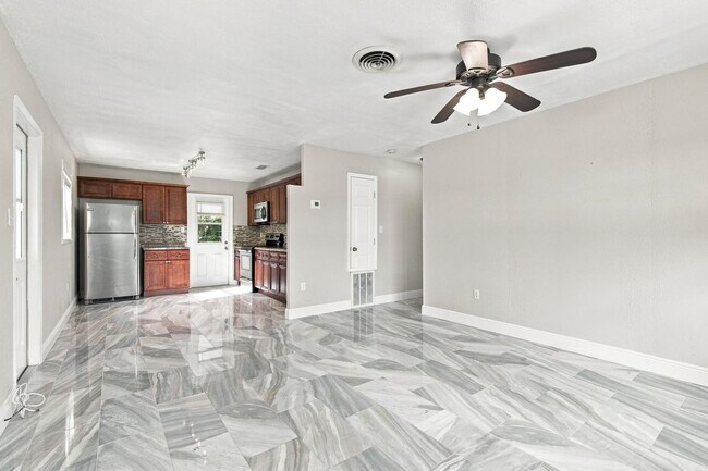 Building Photo - 2267 Robinhood Dr