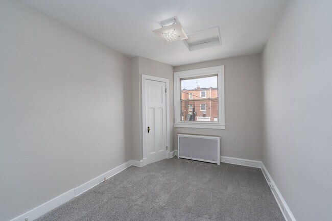 Building Photo - 3-Bedroom, 1.5 Bathroom Home in Belair-Edison