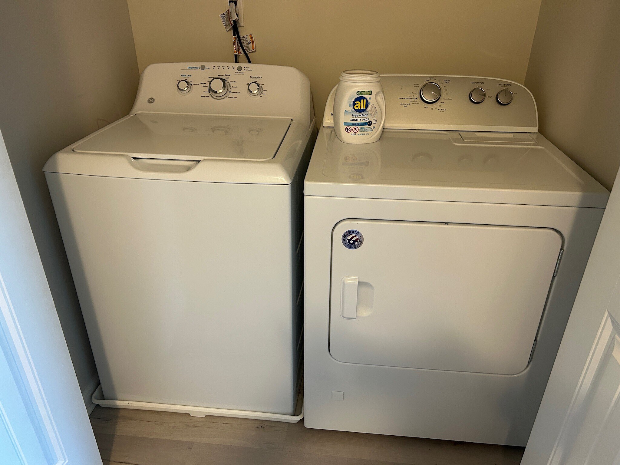 Washer/dryer (Laundry closet) - 191 Silver Run Pl