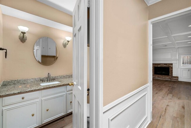 Building Photo - 527 Briar Knoll Dr