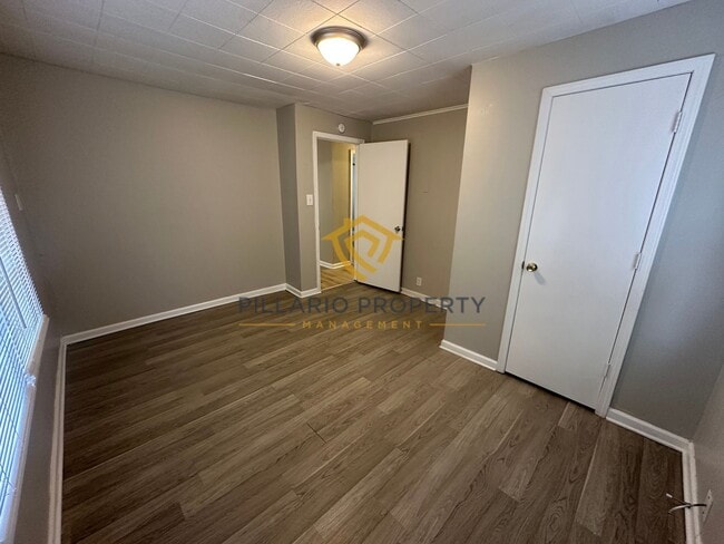 Building Photo - $500 OFF MOVE IN COSTS! MUST SEE UNITS! Close to Bethel Park, Updated 3 Bedroom/1 Bathroom with D...