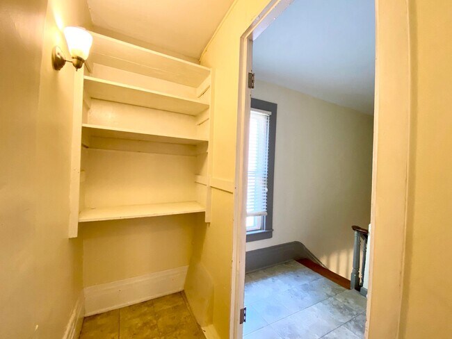 Building Photo - 5 bedroom /2 bath Mins. from UC for $750/pp ($3750/mo)! Off-Street Parking included!