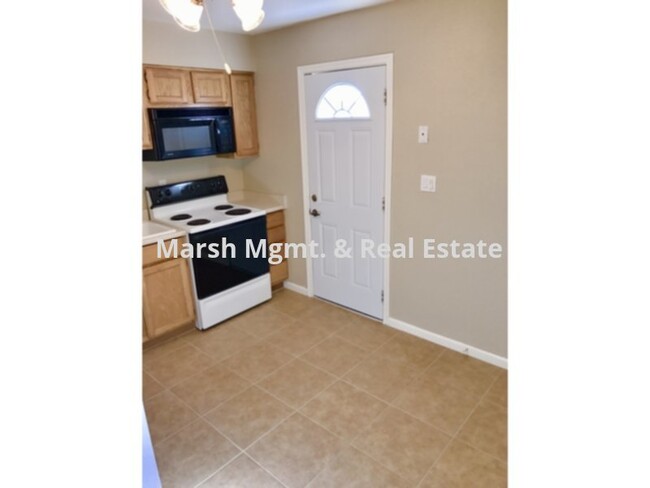 Building Photo - Cozy 2 bedroom condo with private backyard...