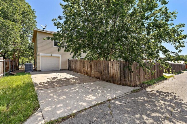 Building Photo - 5705 Viewpoint Dr