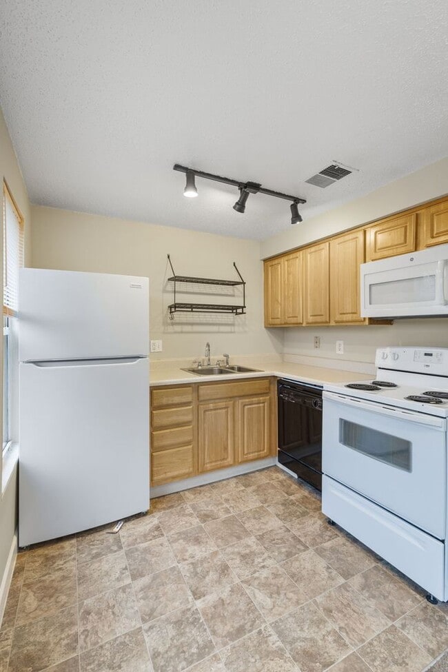 Building Photo - 3520 E Fall Creek Pkwy N Dr