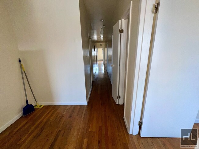 Building Photo - 5BR 1BA Historic Commerical Residential Zo...