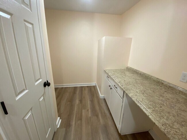 Building Photo - Charming 3Bed/2Ba Duplex Unit Conveniently...