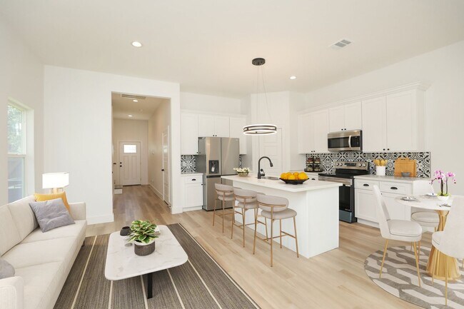 Building Photo - For Lease | 4 Bed, 2.5 Bath | 1,450 Sq Ft |