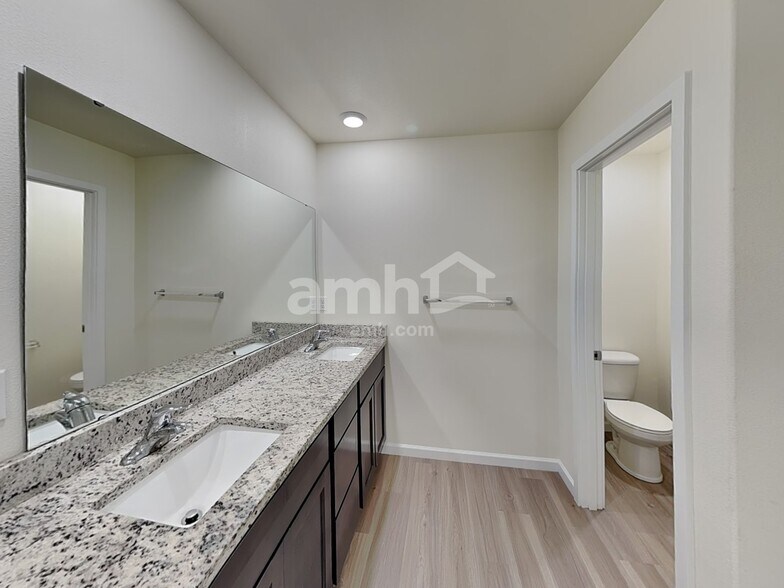 Building Photo - 1415 W 16th Ave