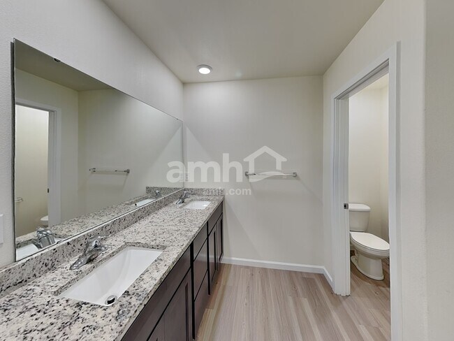 Building Photo - 1415 W 16th Ave