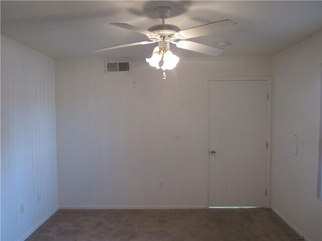 Building Photo - COZY 2 BEDROOM 2 BATH IN GATED SW COMMUNITY!