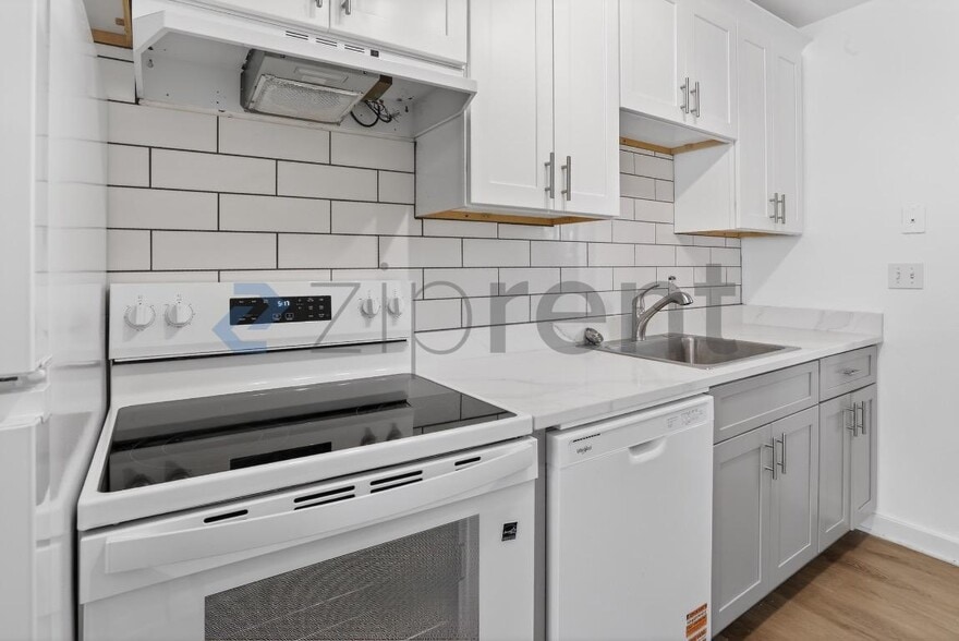 Building Photo - Unit B