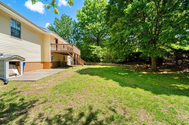 Building Photo - Large Home on Almost 2 Acres!