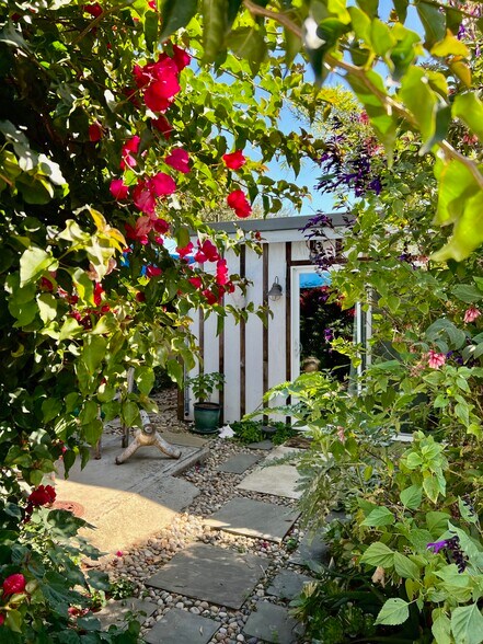 Building Photo - 122 Calabasas Rd