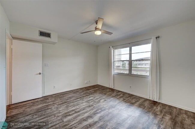 Building Photo - 4401 Martinique Ct
