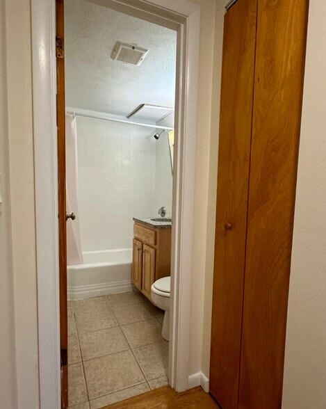 Building Photo - 73 Parkman St