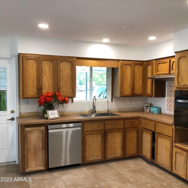 Building Photo - 705 W 16th St