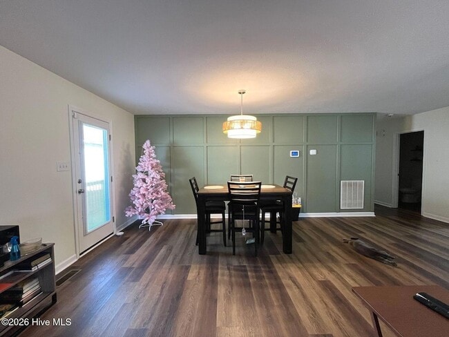 Building Photo - 323 Tokay Dr