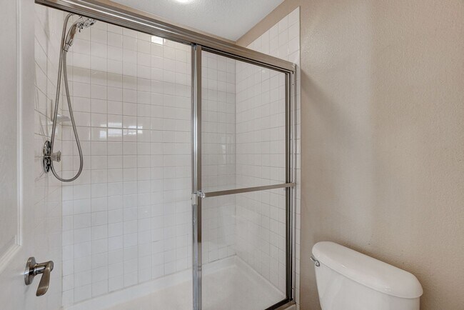 Building Photo - Adorable single story in a gated community!