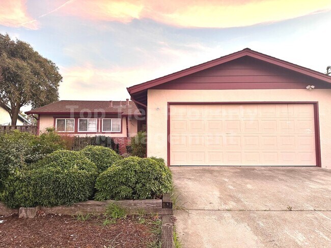 Building Photo - Very nice 4 Bed/2 Bath /1,250 square foot house in Concord available April 1st! Features and amen...