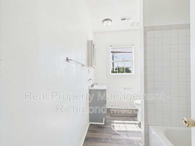 Building Photo - 1610 N 28th St