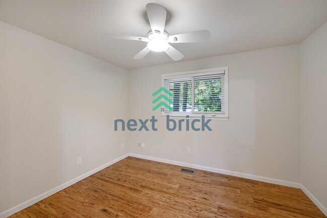 Building Photo - Spacious 5-Bedroom Haven with 3 Full Baths in Redmond – Your Dream Home Awaits!